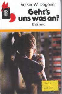 Geht's uns was an?
Erzählung
Volker W. Degener
1981 Rowohlt Taschenbuch Verlag Reinbek bei Hamburg
Umschlagstext:
Markus wohnt seit kurzem in einem Hochhaus, etwas ausserhalb der Stadt. Es hat viele Wohnungen, über 150 Treppenstufen, und es leben sehr viele Menschen darin, die sich nicht kennen und nichts miteinander zu tun haben wollen. Und dann passiert das mit diesem komischen Schrei. So mitten im Haus. Zweimal - und dann auch noch öfter. Markus weiss, woher die Schreie kommen. Aus der Wohnung von Bertram. Der spielt mal wieder Shi-Kai, den Rebellen mit den starken Fäusten. Doch Markus weiss auch, dass noch mehr dahinter steckt: Bertram wird verprügelt. Obwohl sich offensichtlich keiner im Hochhaus richtig für die Angelegenheit interessiert, fühlt Markus ganz deutlich: Das geht uns alle sogar sehr viel an!