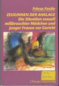 Zeuginnen der Anklage
Die Situation sexuell missbrauchter Mädchen und junger Frauen vor Gericht
Frieda Fastie
1994 1.Auflage Orlanda Frauenverlag Berlin
Umschlagstext:
Frieda Fastie, Diplom-Sozialpädagogin, ist als Beraterin im Bereich Betreutes Wohnen mit Jugendlichen und jungen Erwachsenen tätig.
Was geschieht, wenn der sexuelle Missbrauch von Mädchen bekannt wird? Immer noch führen die wenigsten Fälle zur Anzeige, noch weniger zur Gerichtsverhandlung und Verurteilung der Täter.
Die Autorin, die als Prozessbeobachterin an zahlreichen Gerichtsverhandlungen zu sexuellem Missbrauch teilnahm, musste feststellen, dass Mädchen und Frauen meisst nicht ausreichend vorbereitet sind. Allzuoft ist eine erneute Traumatisierung die Folge. Hier sind Aufklärung und intensive Betreuung erforderlich.
Eine Lektüre für Betroffene und professionelle Helferinnen, die eine Brücke schlägt zwischn juristischer Information und der Praxis in der Mädchenarbeit. Barbara Kavemann.