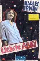 Liebste Abby
Erzählung von Hadley Irwin
1986 5.Auflage Verlag Beltz & Gelberg Weinheim
Umschlagstext:
Mit dreizehn Jahren verliebte ich mich zum ersten
Mal. Ich sass auf einer Schaukel im Edgewater Park,
liess meine Turnschuhe durch den Sand schleifen und
zerbrach mir den Kopf, wie ich es meiner Mutter bei-
bringen sollte, dass mein ganzes Leben ruiniert war,
wenn ich nicht in der Junioren-Football-Mannschaft
mitspielen durfte. Genau da verliebte ich mich.
So fängt dieses Buch von Chip und Abby an. Abby ist
anders als die anderen Mädchen, findet Chip. Des-
halb hat er sich auch in sie verliebt.Dass ein schreckli-
ches Geheimnis hinter ihrem Anderssein steckt und
dass Abby dringend Hilfe braucht, erfährt er erst viel
später. Ein heikles, jedoch aktuelles Thema und
gleichzeitig eine wunderschöne Liebesgeschichte.