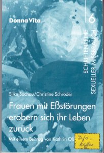 Frauen mit Esstörungen eobern sich ihr Leben zurück
Silke Sachau; Christine Schröder
Schriftenreihe Sexueller Missbrauch; Bd. 6
1995 1.Auflage Verlag Donna Vita Ruhnmark
Umschlagstext:
Ihr Widerstand, ihre Einsamkeit und Verzweiflung, ihre Wut und Trauer drücken sich aus in Essen - Erbrechen - Hungern. Aus Angst, mit allem, was sie erlebt haben, herauszuplatzen, stopfen sie sich den Mund voll. Manche fühlen sich ausgeliefert und ohnmächtig und verweigern jedes Essen, um sich wenigstens in einem Bereich ihres Lebens mächtig fühlen zu können. Und wenn sie alles zum Kotzen finden, dann kotzen sie. Doch erreichen alle überlebensstrategien, denen traumatische Ereignisse vorangegangen sind, die Grenzen ihrer Wirksamkeit. In den Biographien vieler Frauen mit Esstörungen ist sexueller Missbrauch in der Kindheit verzeichnet. Hinweise für mögliche Verarbeitungswege sind sowohl für die betroffenen Frauen als auch für helfende Berufe in diesem Gebiet rar.
Die AUtorinnen dieses Buches stellen die Erfahrungen aus ihrer Praxis zur Verfügung und bieten einen detaillierten Einblick in die von ihnen entwickelten Gruppenkonzeptioen. Im Gegensatz zu anderen Ansätzen setzen sie auf langfristige Begleitung der Gruppen, die später als Selbsthilfegruppe fortgesetzt werden.